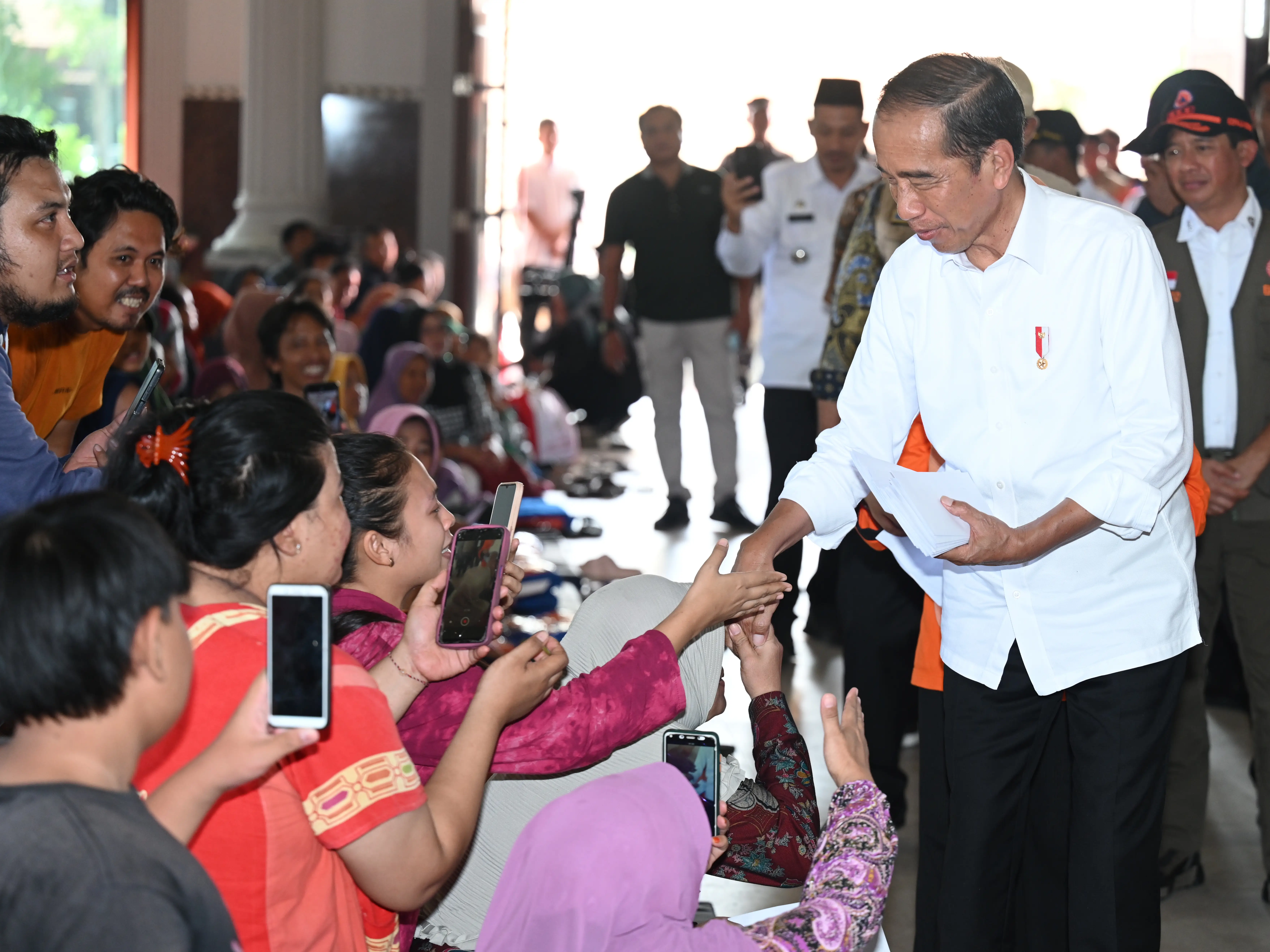 Dalam kunjungannya, Jokowi melihat kondisi pengungsian di SMK Ganesha Demak sekaligus memberikan bantuan kepada warga yang terdampak banjir. 

